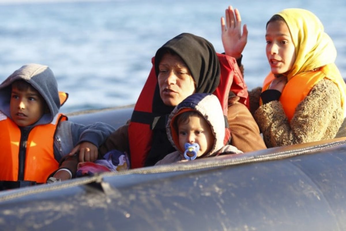 Alcune donne e bambini migranti attraversano il mare su un barcone