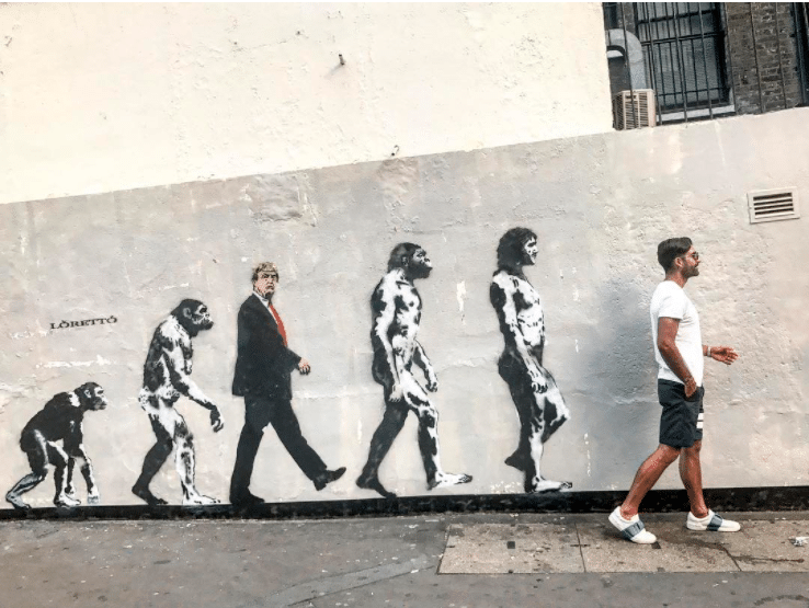 L'artista britannico Loretto ha realizzato un graffito sui muri del centro di Londra per rappresentare il presidente degli Stati Uniti come colui che interrompe la naturale evoluzione della natura dell'uomo