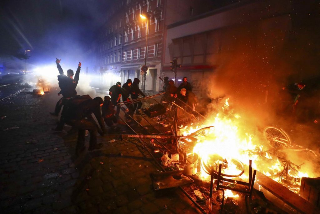 Barricate in fiamme Amburgo G20