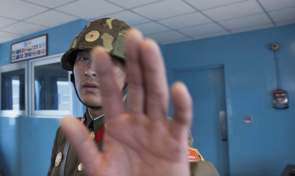 Un soldato nord-coreano negli uffici di confine con la Corea del Sud
