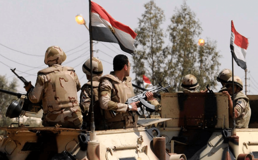 Forze di sicurezza del Cairo a un checkpoint militare