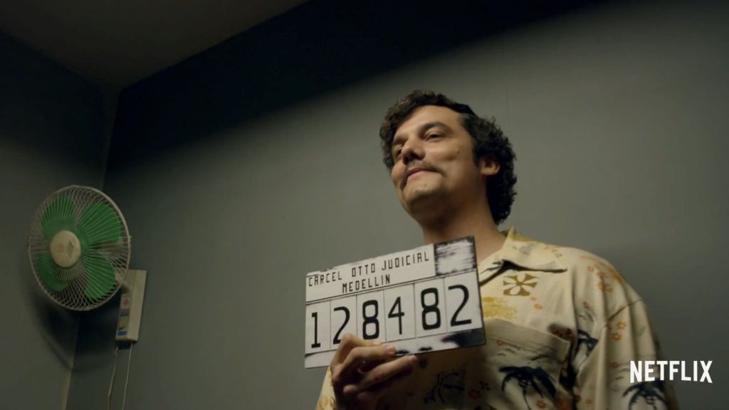 L'attore brasiliano Wagner Moura interpreta il narcotrafficante colombiano Pablo Escobar nella serie tv Narcos, in onda su Netflix