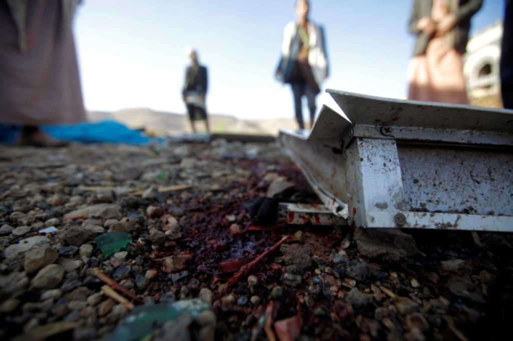 Almeno sette persone sono morte in un raid aereo contro un posto di blocco in Yemen