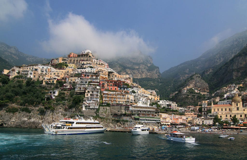 Positano, un comune in provincia di Salerno sulla costiera amalfitana, è un intricato dedalo di antiche vie che si arrampicano su diversi promontori montani a strapiombo sul mare