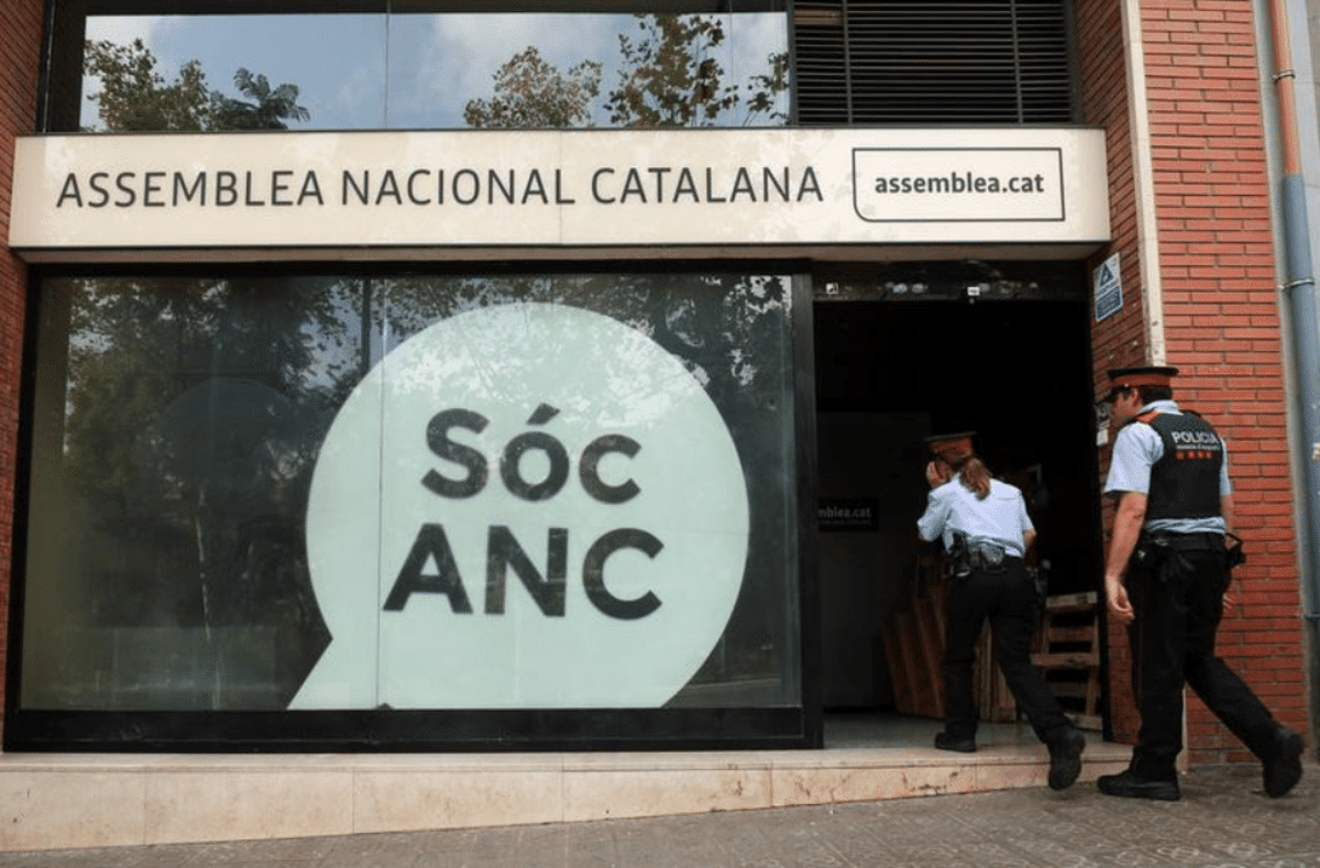 Agenti dei Mossos d'Esquadra nella sede dell'Assemblea Nazionale Catalana a Barcellona
