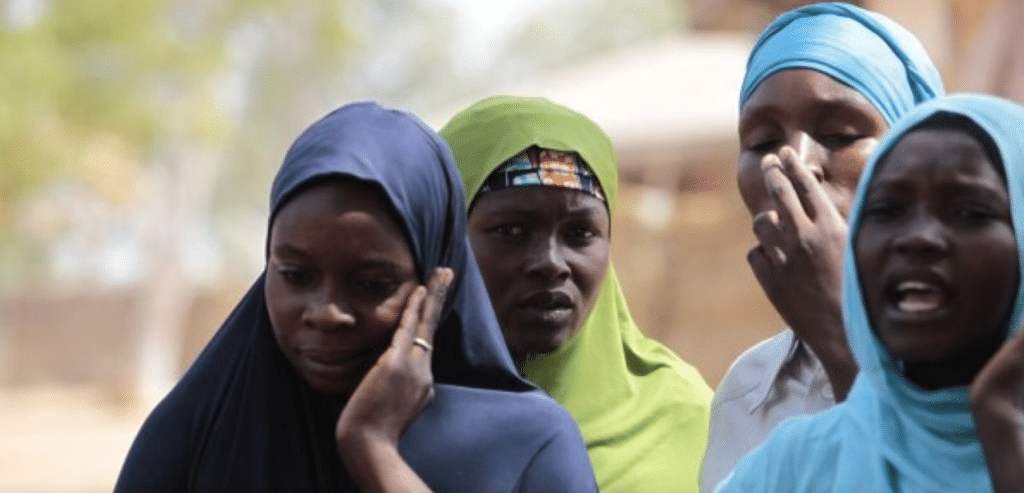 Alcune donne camerunensi piangono la perdita dei propri cari a seguito di un attacco terroristico