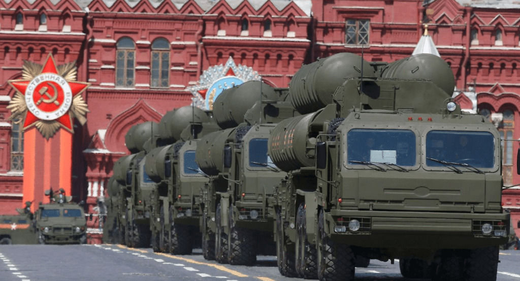 Il sistema anti-missile russo S-400 in parata nella piazza Rossa di Mosca