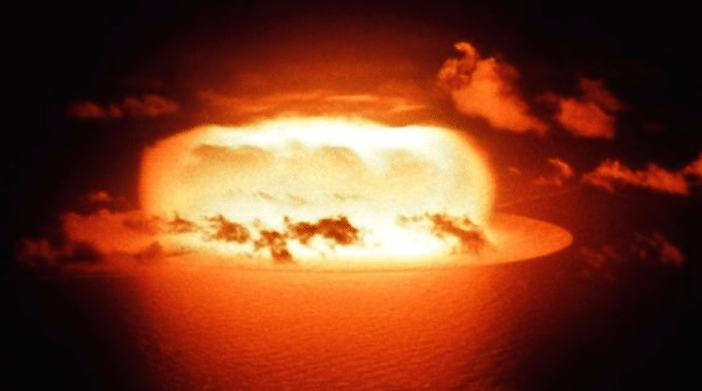 La luce dovuta all'esplosione di un'arma nucleare si riflette nelle acque dell'atollo Enewetak, durante un esperimento atomico statunitense nel 1956