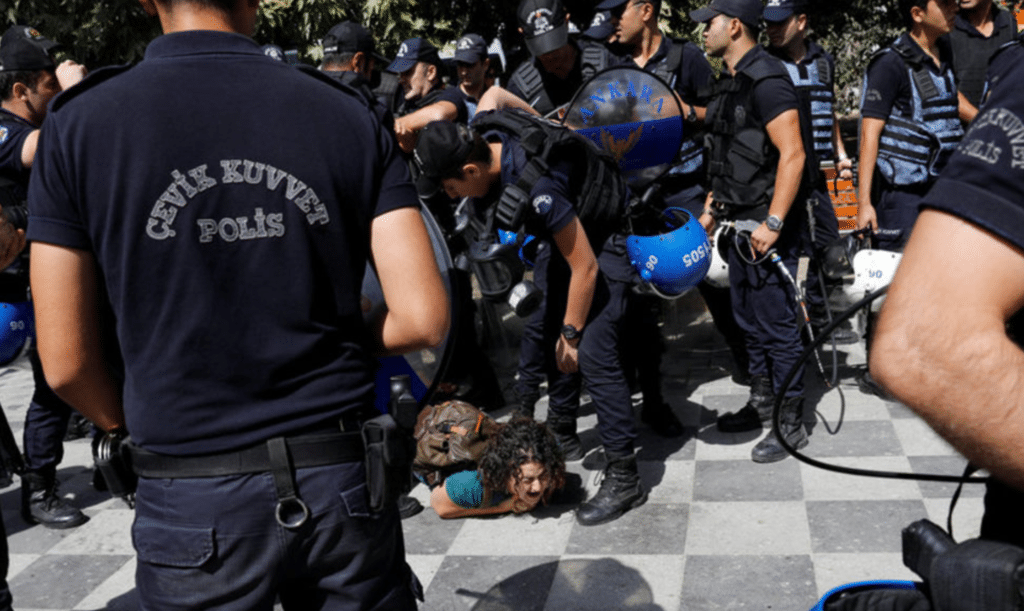 La polizia turca reprime le proteste di alcuni manifestanti nel giorno dell'inizio del processo contro due professori accusati di appartenere a un'organizzazione terroristica di ispirazione marxista-leninista