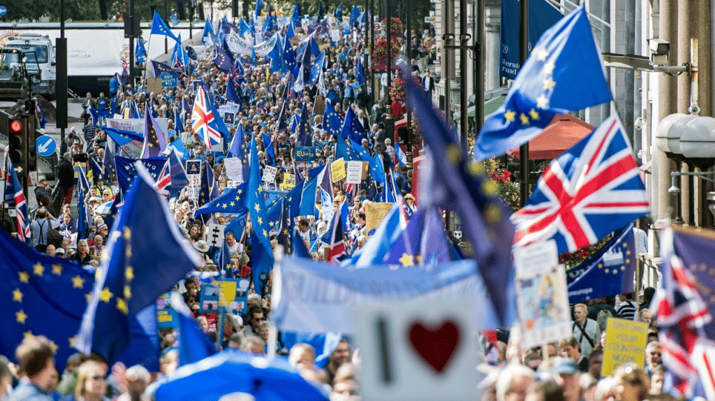 Migliaia di manifestanti sono scesi in piazza a Londra contro la Brexit