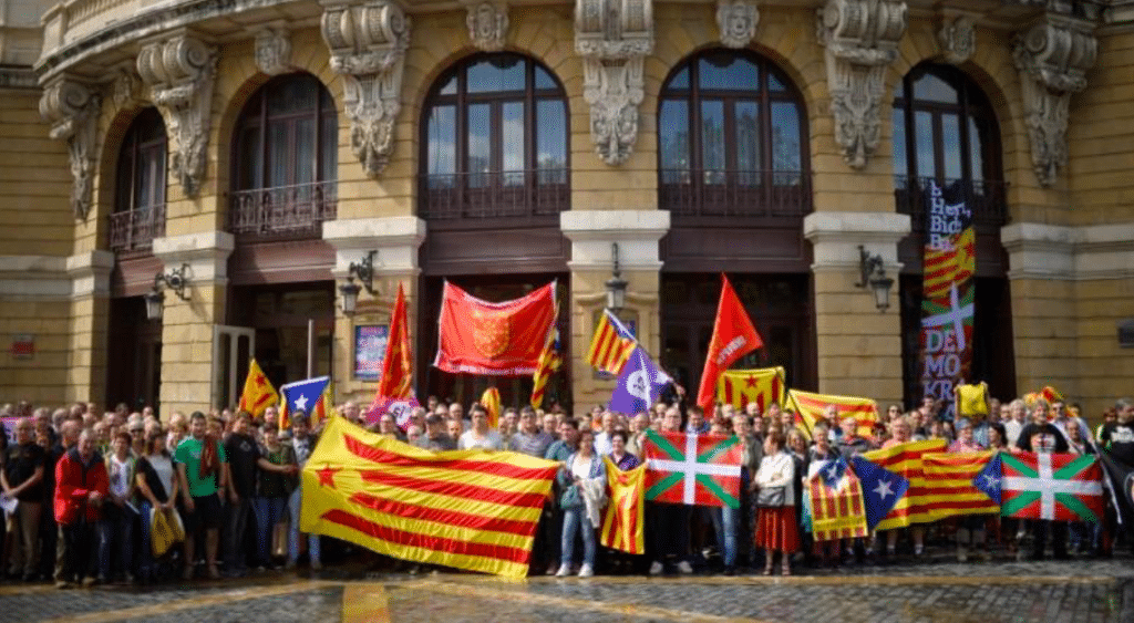 Alcuni dimostranti nella città basca di Bilbao con le bandiere indipendentiste catalana e basca manifestano a sostegno del referendum per l'indipendenza della Catalogna dalla Spagna
