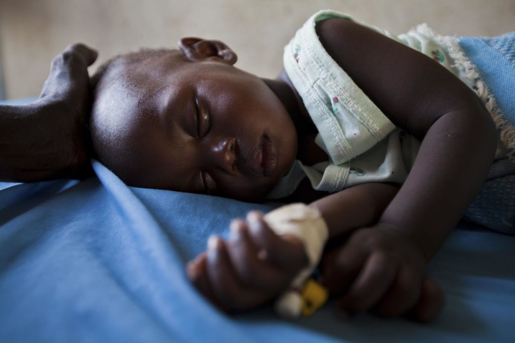 Un bambino africano affetto da malaria
