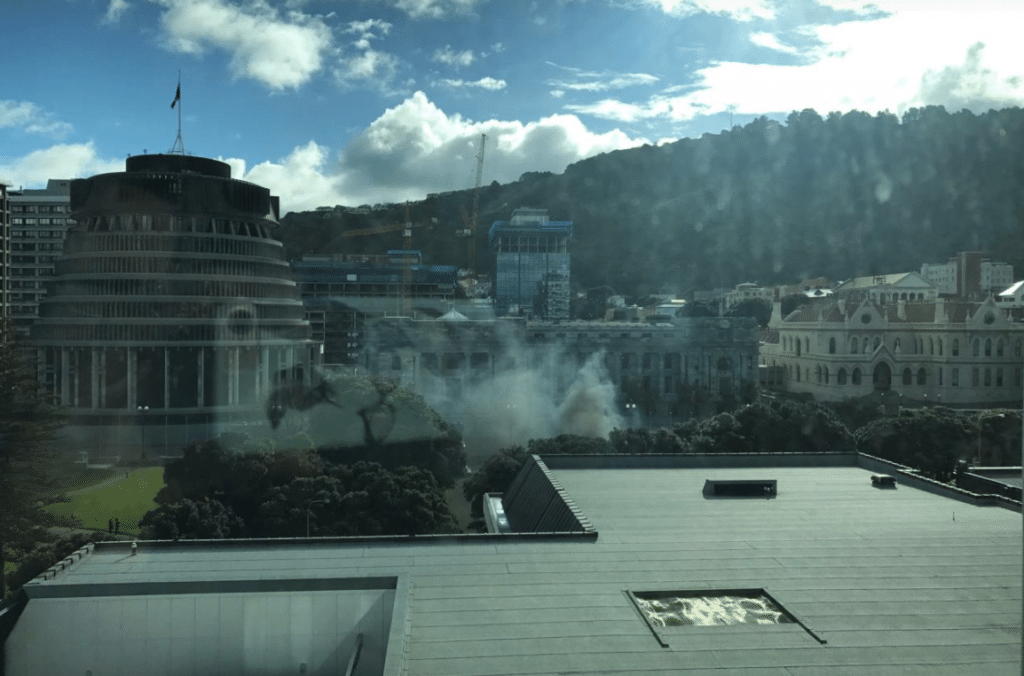 Un'immagine mostra il fumo salire nelle vicinanze del parlamento neozelandese