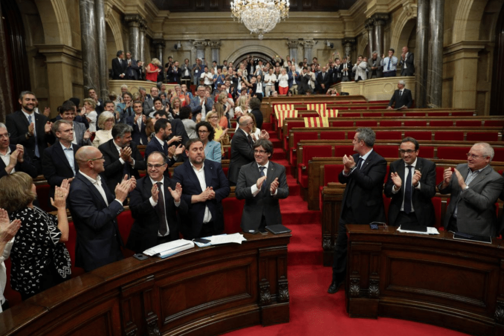 Il parlamento catalano applaude all'approvazione della legge sul referendum.