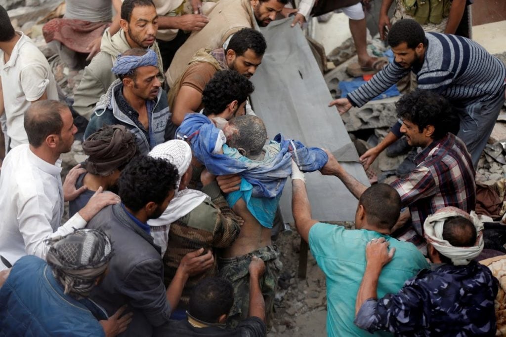 Alcuni sopravvissuti ai bombardamenti nella guerra civile in Yemen