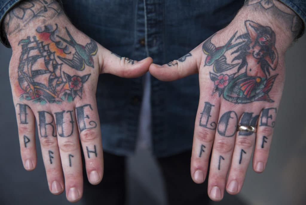 Un paio di mani tatuate