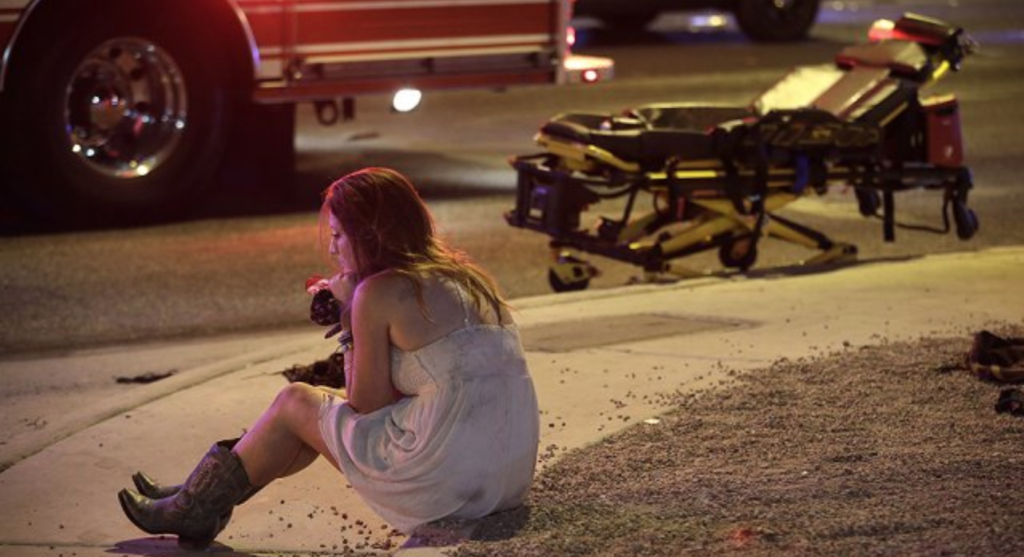Una ragazza rimasta ferita nell'attacco a Las Vegas, negli Stati Uniti, aspetta i soccorsi.