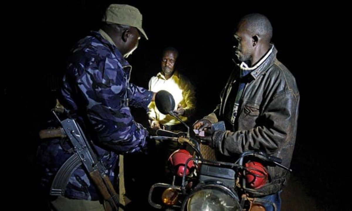 Una pattuglia di polizia a Katabi, in Uganda.