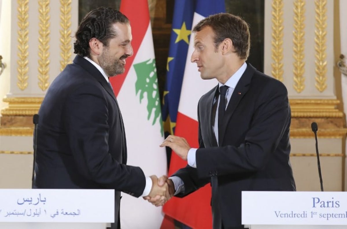 Stretta di mano tra Macron e Hariri