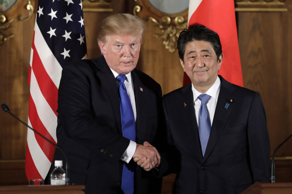 Il presidente degli Stati Uniti Donald Trump parla ai giornalisti insieme al primo ministro giapponese Shinzo Abe il 6 novembre 2017.
