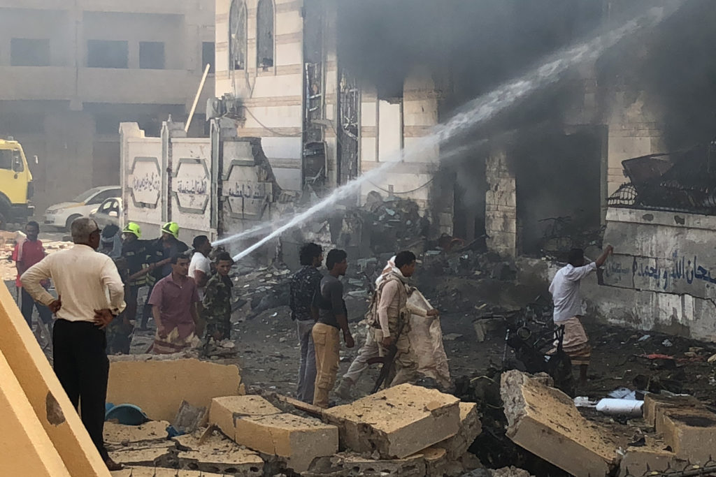 I vigili del fuoco intervengono sul luogo dell'attacco terroristico ad Aden, in Yemen.