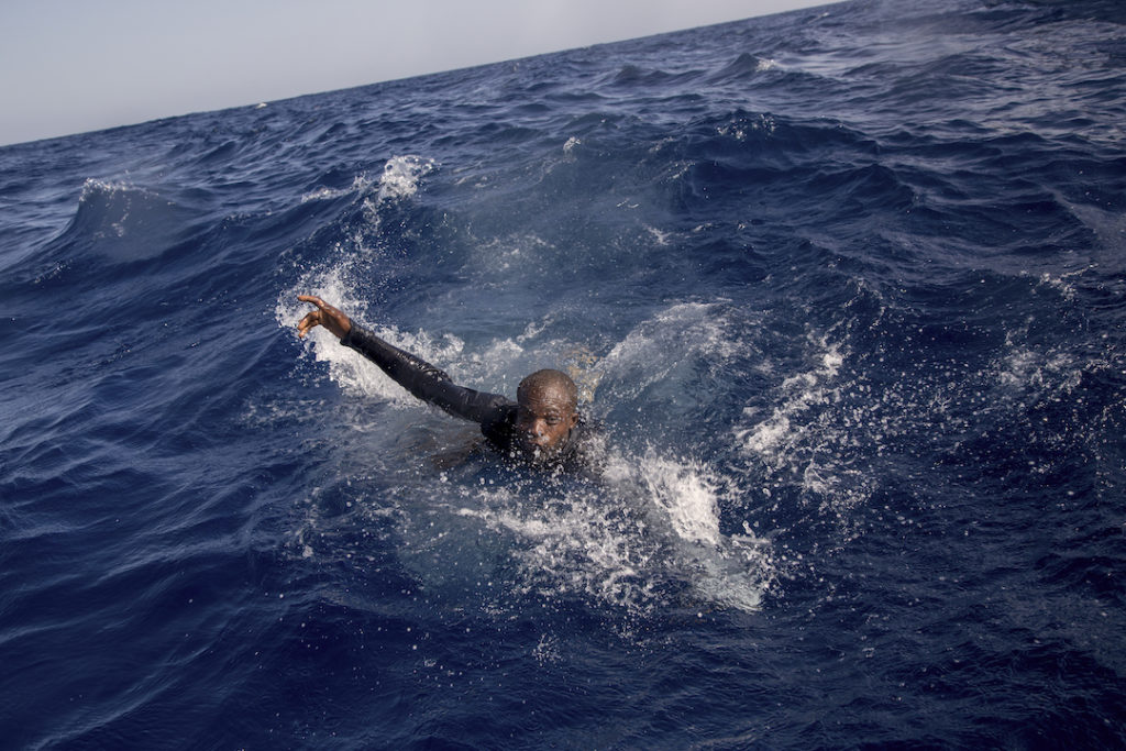 Un migrante dopo un naufragio al largo della Libia