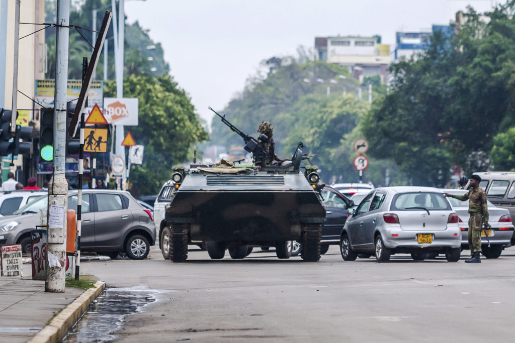 Un veicolo dell'esercito blocca una strada di Harare, in Zimbabwe,