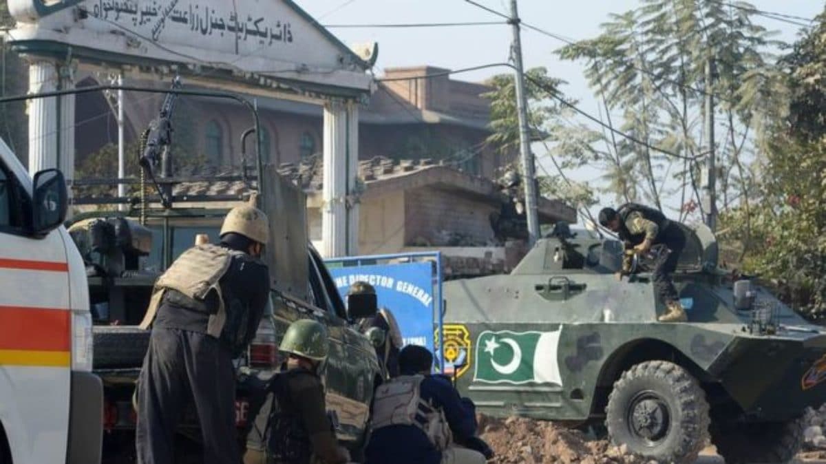Uomini armati fanno irruzione in un college in Pakistan