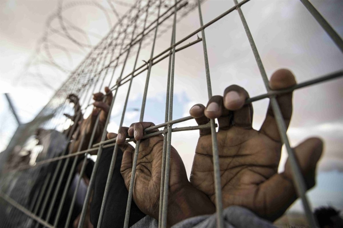 Israele espelle arresta migranti africani