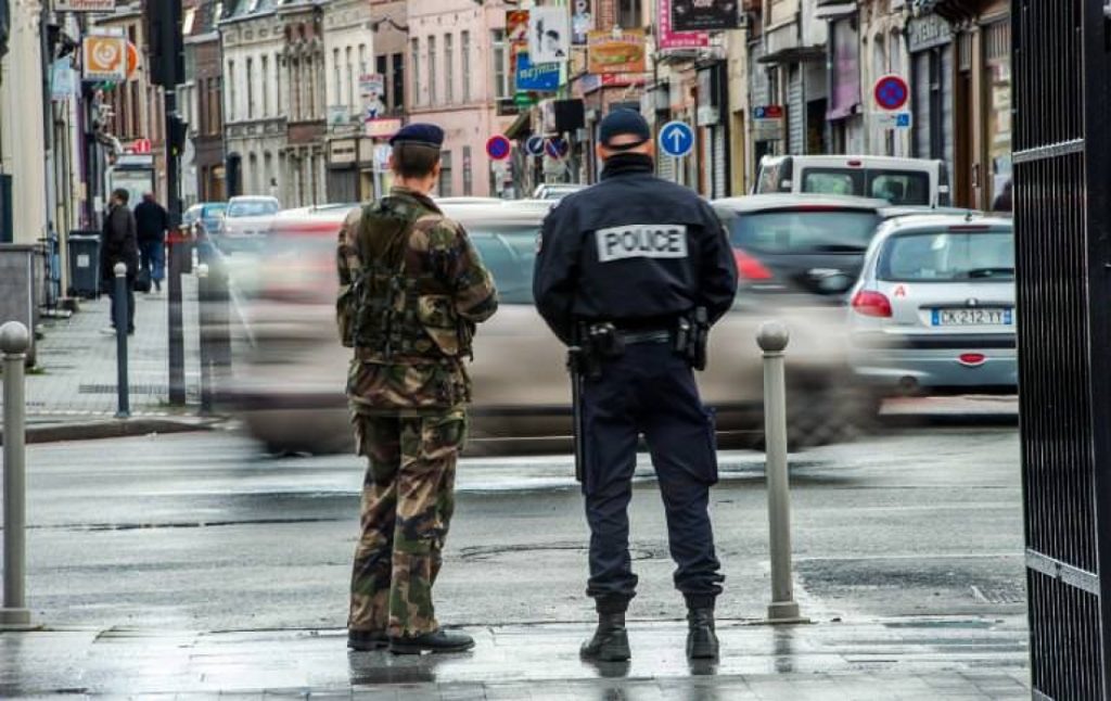 Terrorismo Francia attentato auto soldati
