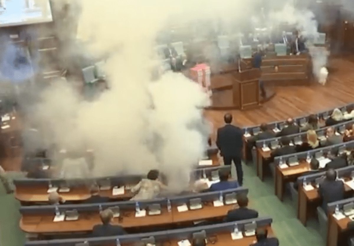kosovo lacrimogeni parlamento