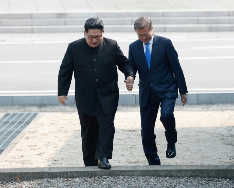 L'incontro avviene all'interno della cosiddetta Zona demilitarizzata di Panmunjom, la ZDC, una striscia di terra taglia in due la penisola coreana, fungendo da zona cuscinetto. L'area fu istituita di comune accordo tra la Corea del Nord, la Cina e le Nazioni Unite nel 1953. L'area, larga 4 chilometri, corre lungo il 38esimo parallelo per altri 284 chilometri, e si tratta di uno dei confini più armati del mondo.