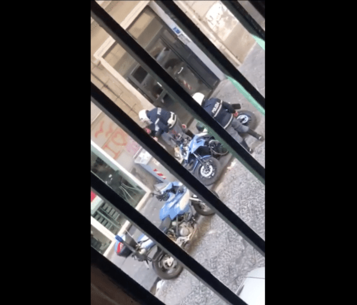 Napoli poliziotti aggrediscono ragazzo video