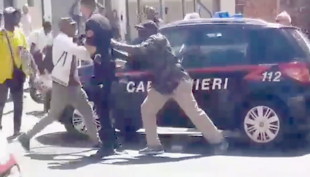 ambulanti aggrediscono carabinieri