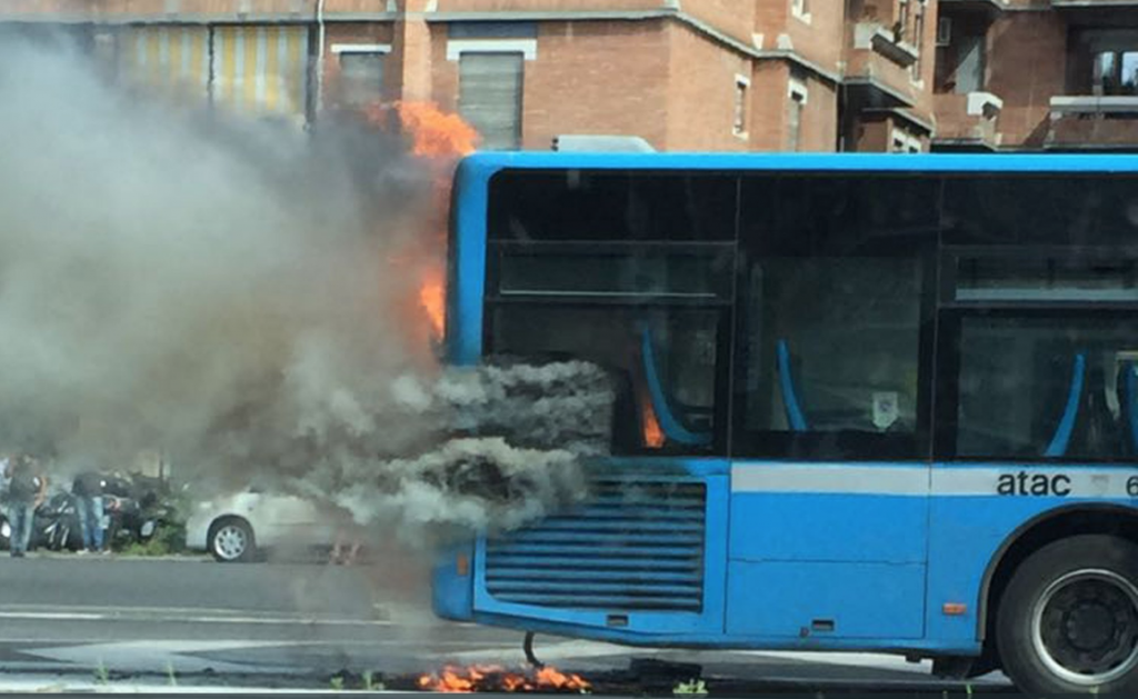 bus in fiamme roma oggi
