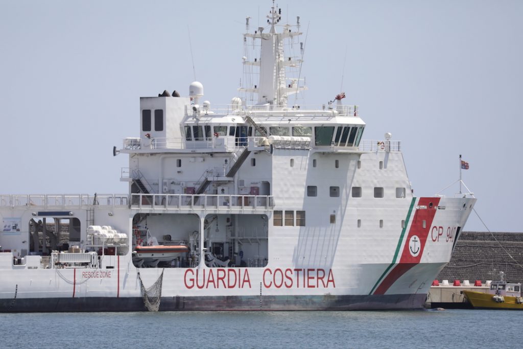 migranti guardia costiera italiana