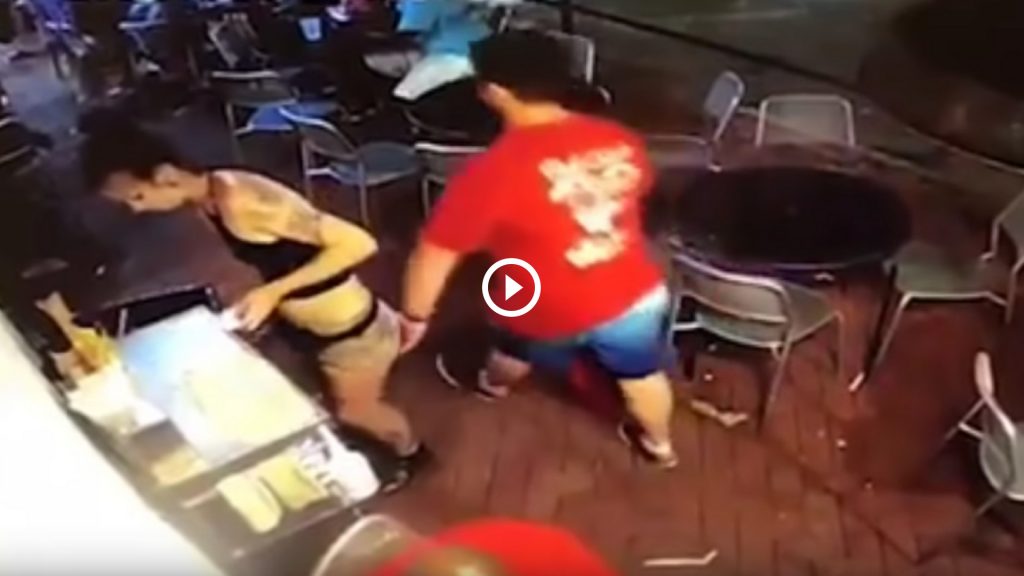 cameriera palpeggiata video