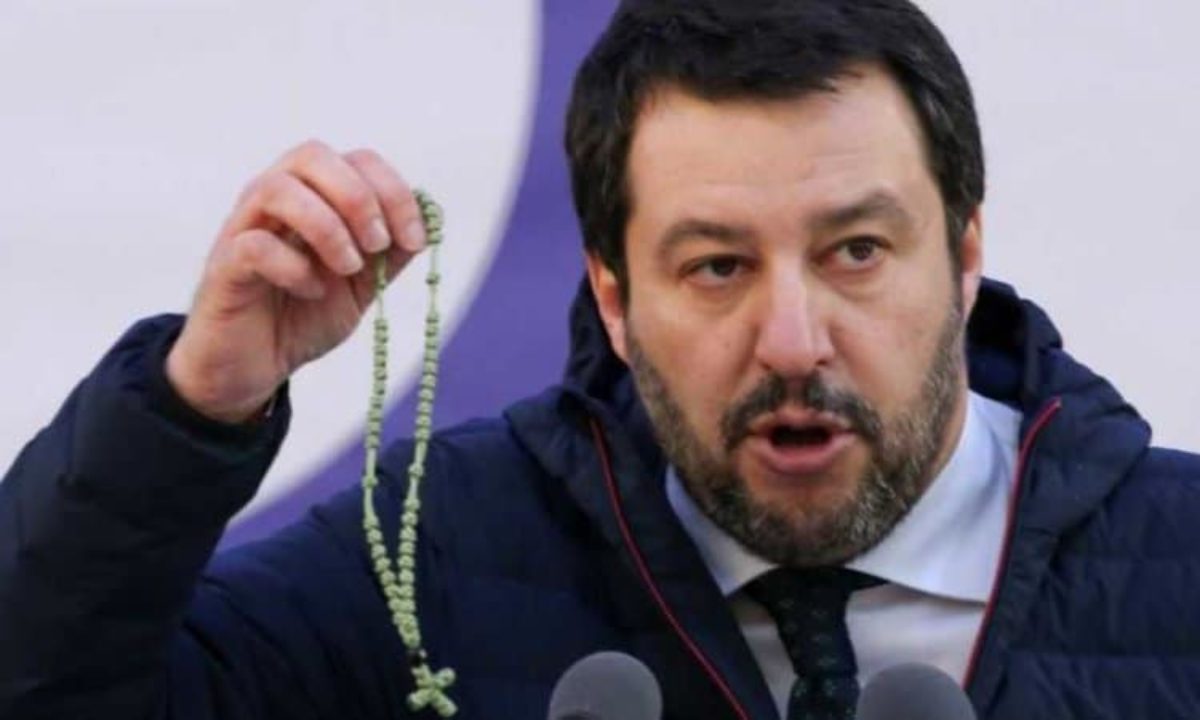 Salvini crocifisso