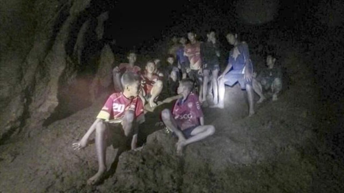 bambini thailandia grotta