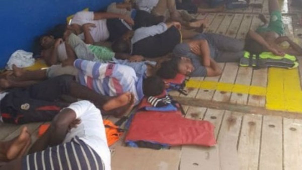 nave migranti bloccata Tunisia