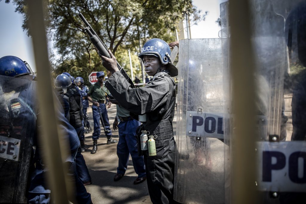 Zimbabwe esercito manifestanti