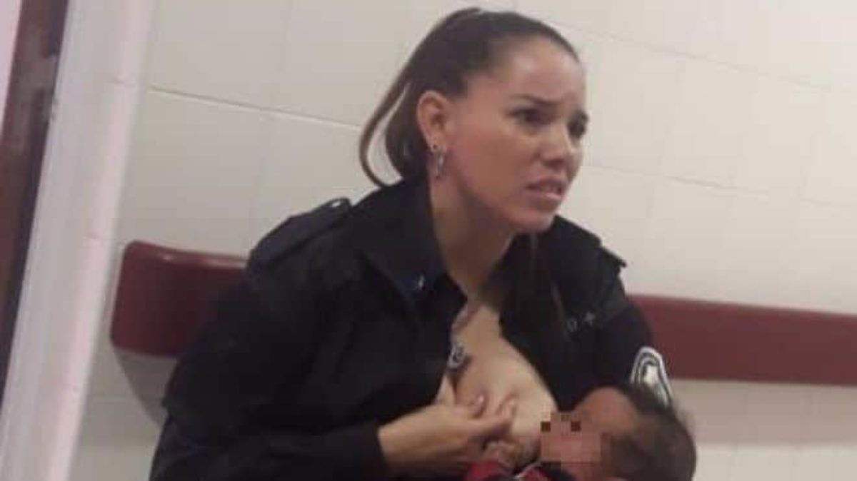 poliziotta allatta bambino malnutrito