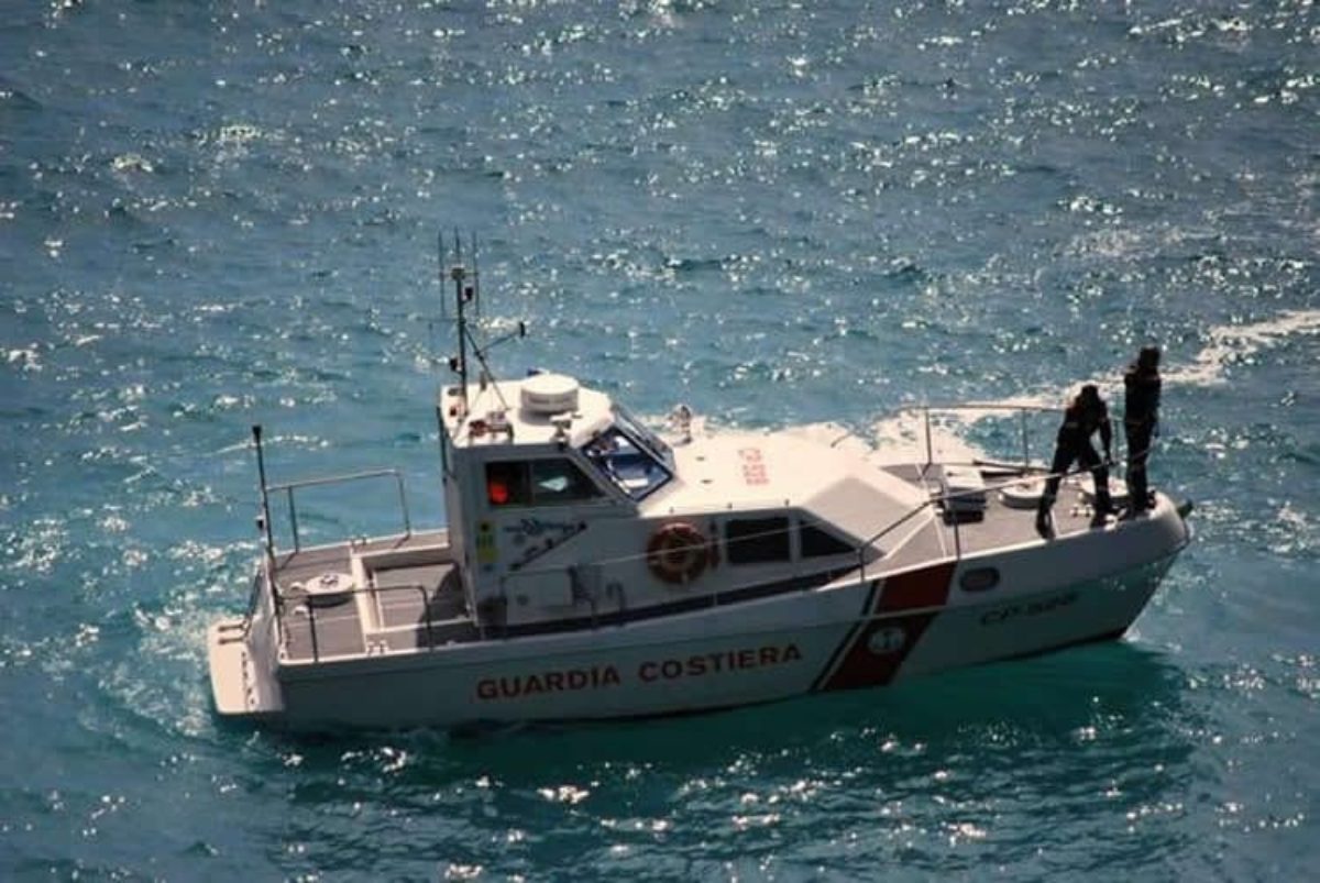 migranti sicilia barca vela