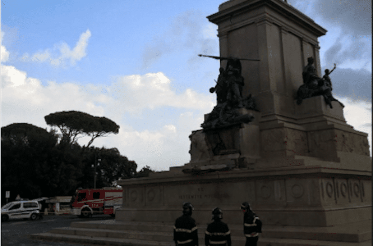 statua garibaldi roma fulmine