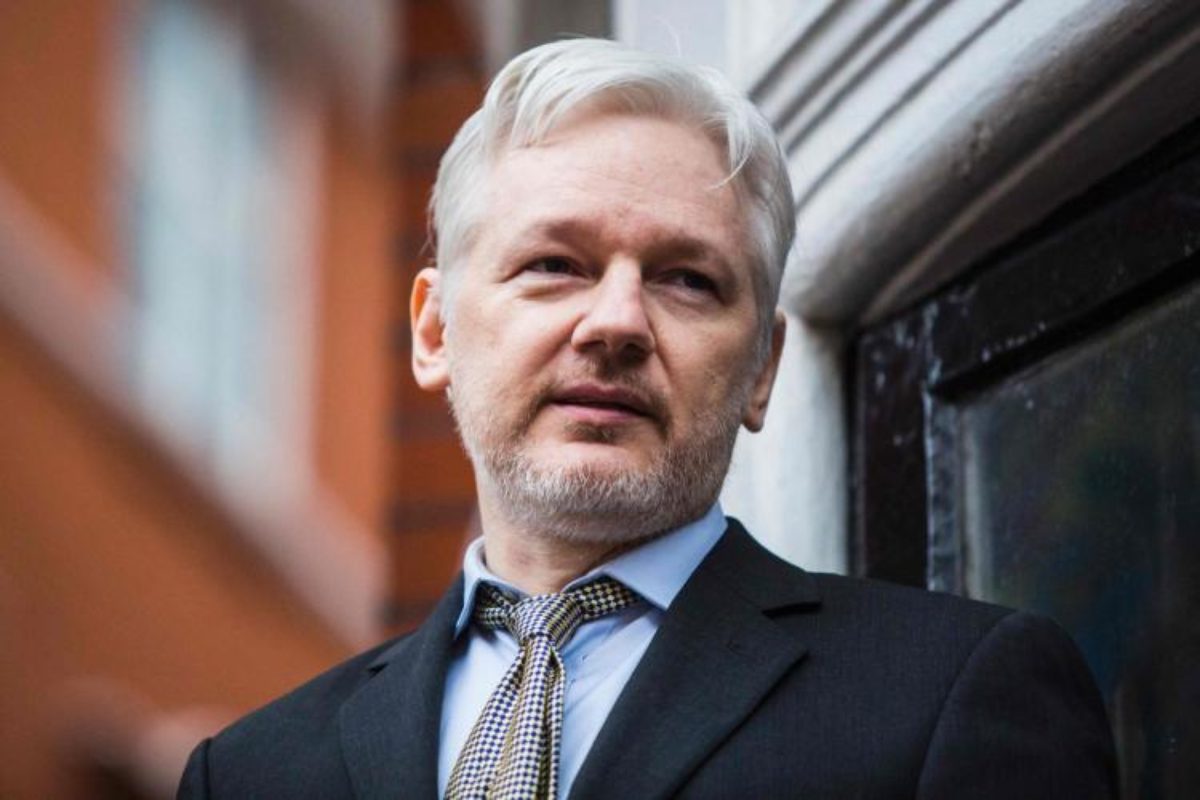 piano russia fuga assange