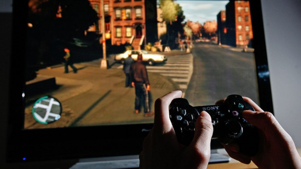 russia ragazzino videogame motosega