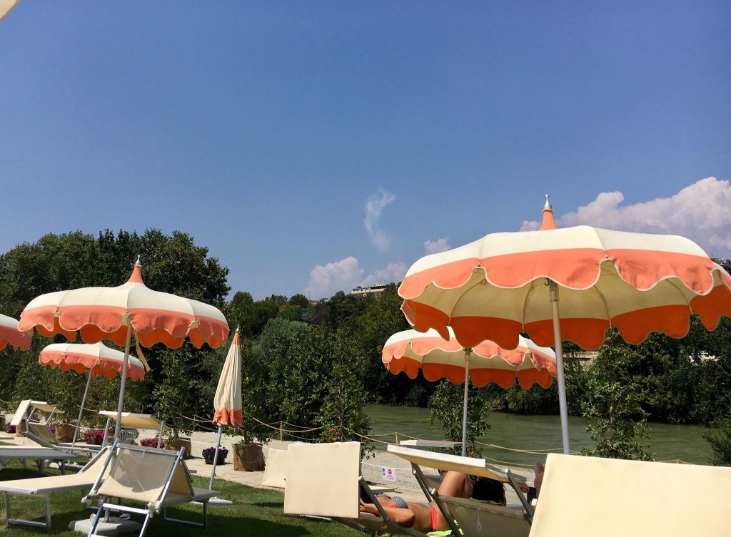 tiberis spiaggia roma abusiva