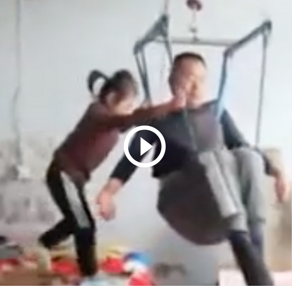 bimba cura papa paralizzato