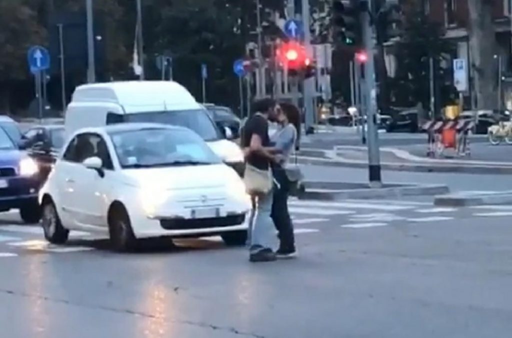 coppia si bacia in strada
