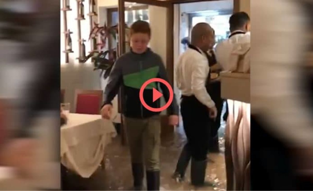 venezia acqua alta ristorante video